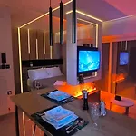 Absolute Suites, Sky View Smart شقة *