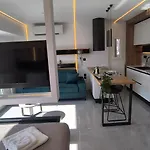 Lägenhet Absolute Suites, Sky View Smart Larissa