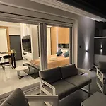 Absolute Suites, Sky View Smart * Larissa